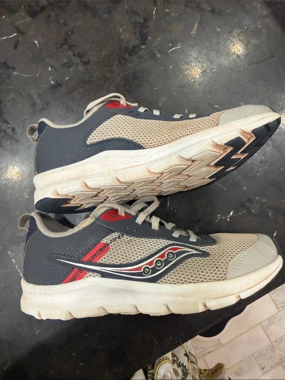 Boys Saucony Beige Gray Red Mesh Running Shoes - 2.5W - WIDE